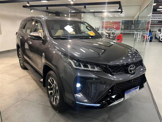 TOYOTA HILUX SW4 2.8 D-4D TURBO DIESEL DIAMOND 7L 4X4 AUTOMÁTICO